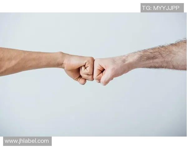 与足球巨星零距离碰拳瞬间 感受全场震撼与激情碰撞