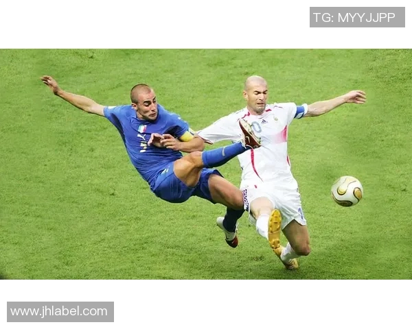 足球巨星低谷时刻：从巅峰到低谷的蜕变与重生之路