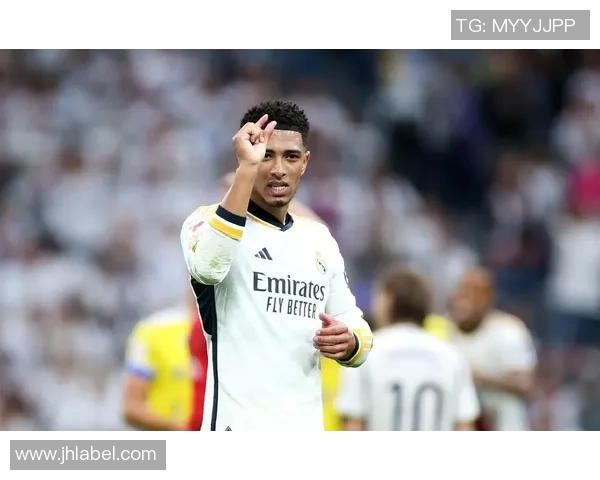 足球球星入场手势解析:他们如何通过动作展现个性与魅力